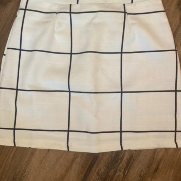 Black and White Squared Mini Skirt - Picture 2 of 2